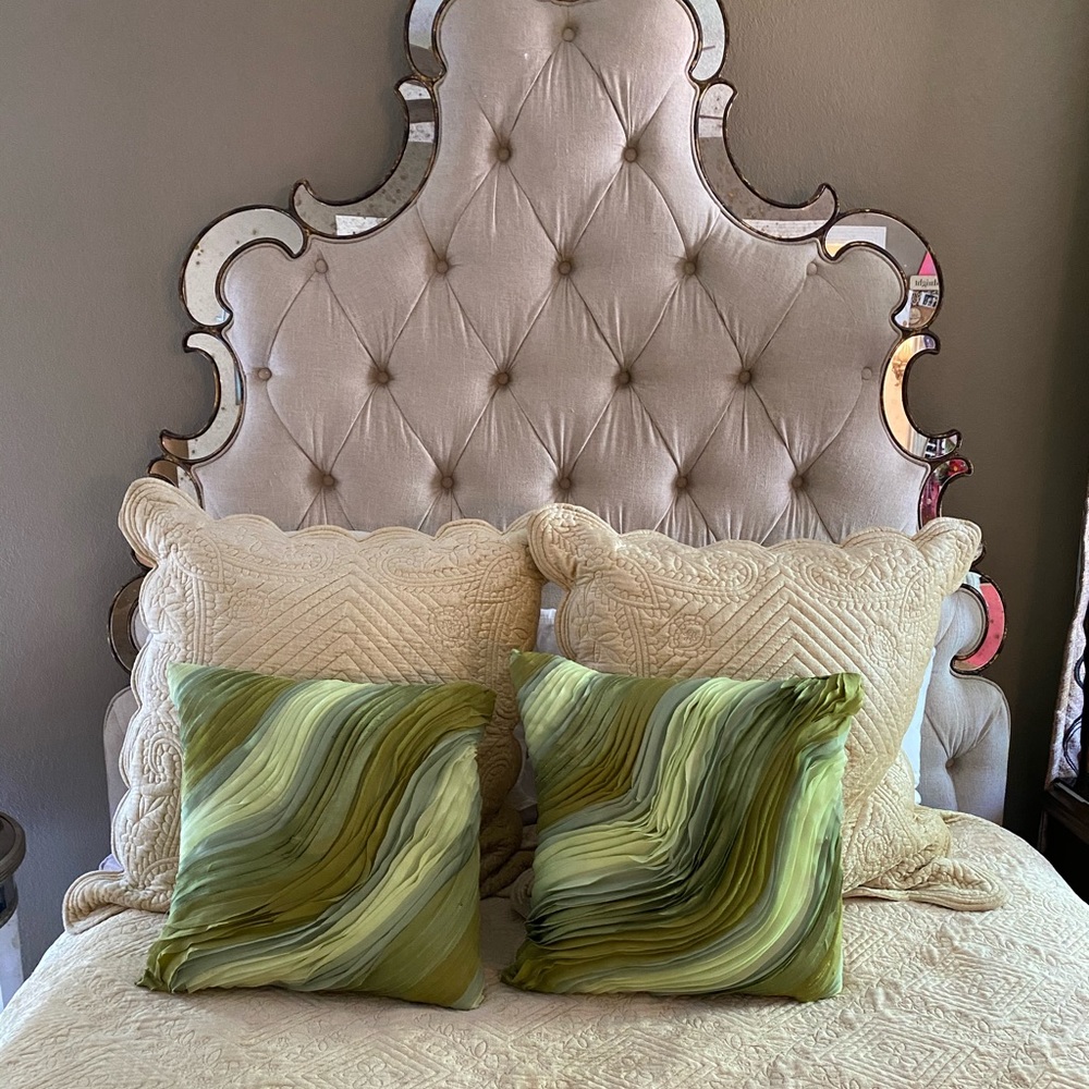 Pair of green wave ruffled pillows - Picture 1 of 9